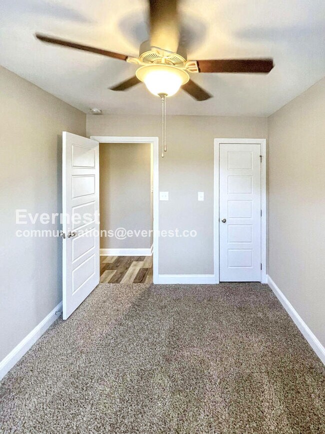 Building Photo - 3 Bed, 2.5 Bath Home with Garage / Pet-Fri...