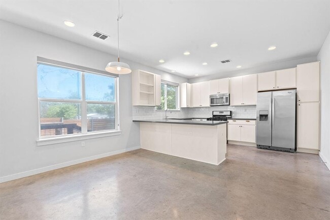 Building Photo - 301 W Stassney Ln