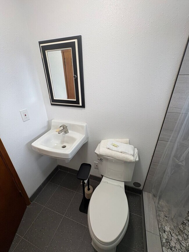 Building Photo - Beautiful 2 bedroom, 1.5 bath located in central Hilo town