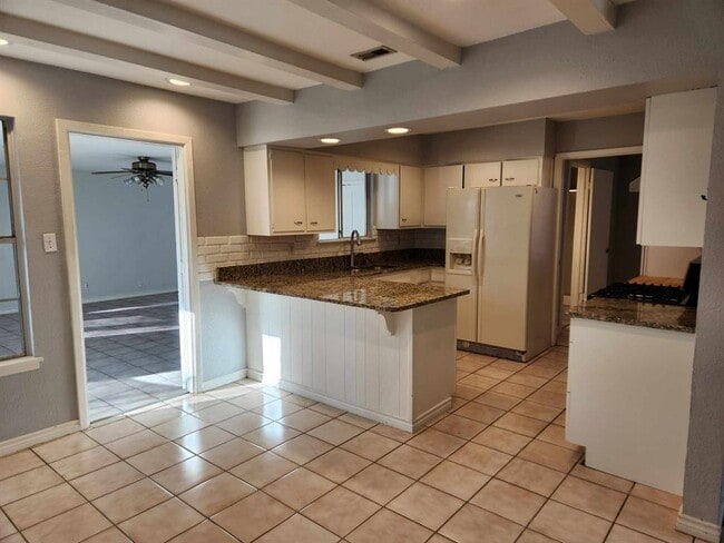 Building Photo - 3000 Ray Wood Dr