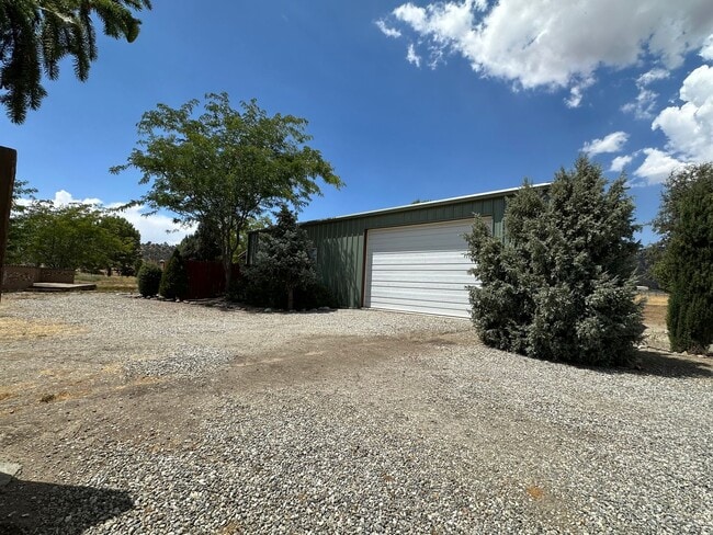 Building Photo - Furnished Studio READY NOW! electricity included!