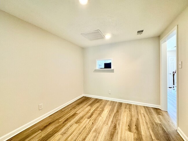 Building Photo - 2 Bedroom Townhome in NW Greensboro near parks and Greenway