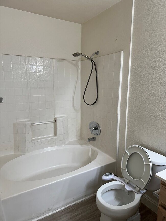 Building Photo - Great 2 bedroom 2 bathroom upstairs condo!