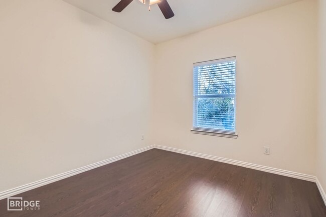 Building Photo - 1341 Lakecrest Ln