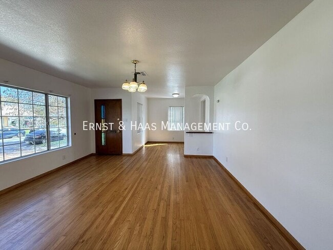 Building Photo - 4723 Blackthorne Ave