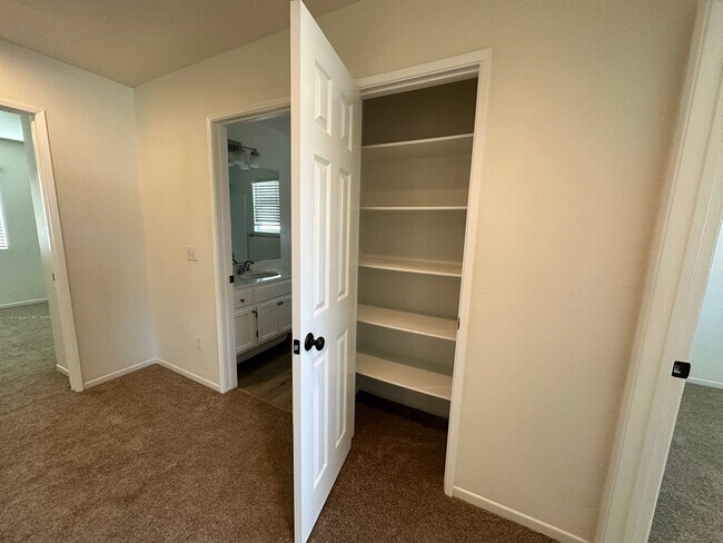 Building Photo - A stunning 4-bedroom haven, fully renovate...