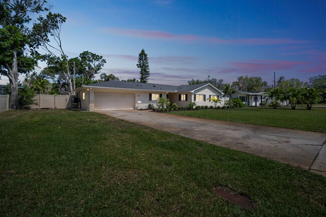Building Photo - 675 Villa Grande Ave S