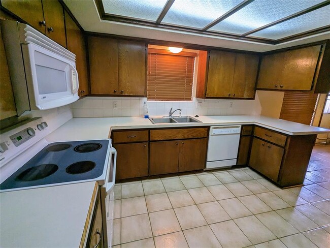 Building Photo - 2116 Oakvista Cir