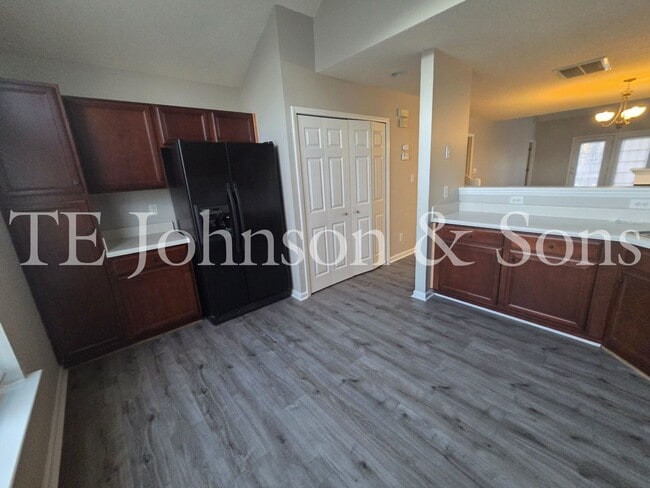 Building Photo - Spacious 3 Bedroom with Main Level Primary Suite
