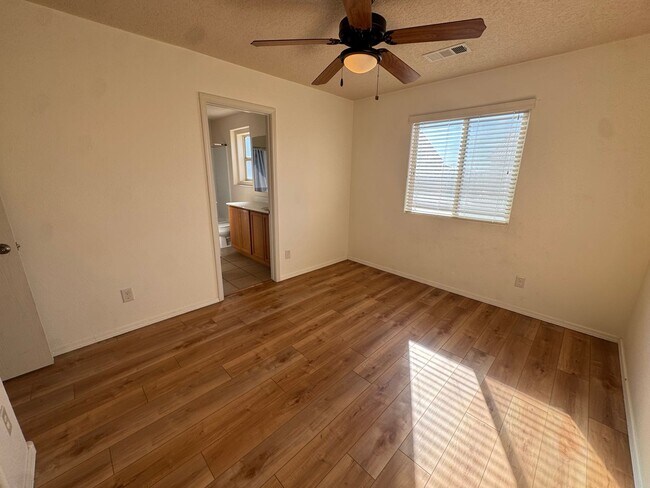 Building Photo - Presidio 3 Bed!