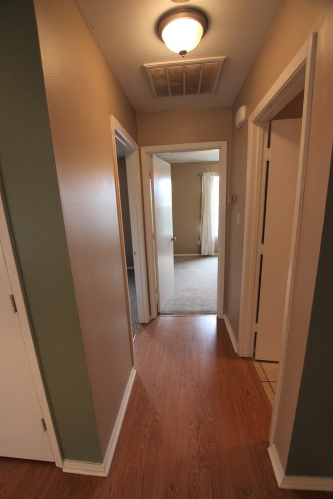Building Photo - 447 Redbud Cir