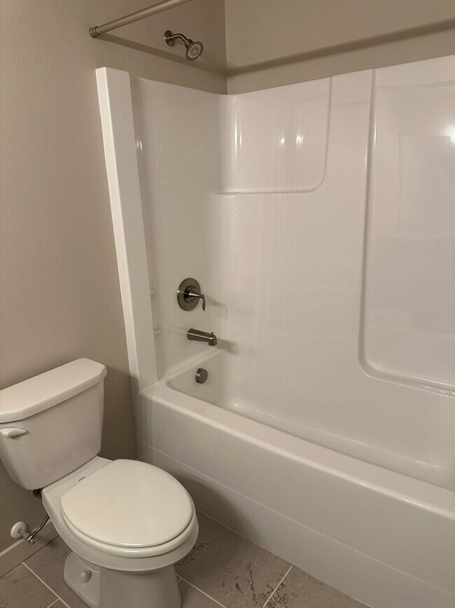 Building Photo - Newer Home in Culdesac