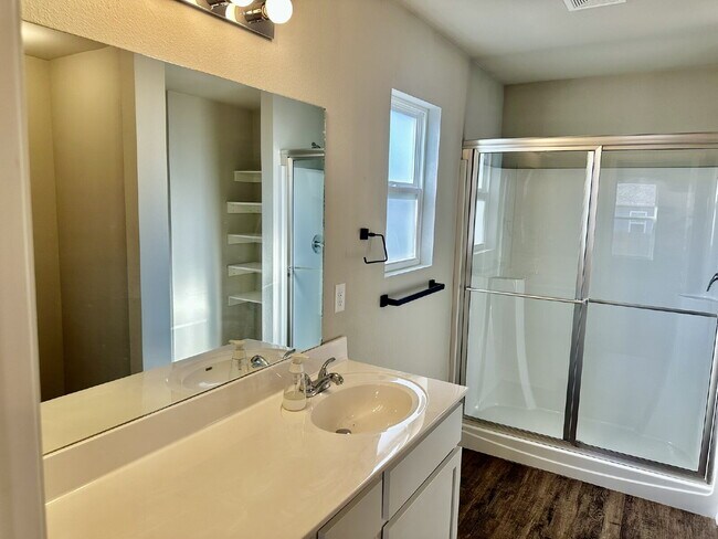 Building Photo - 920 Queen St