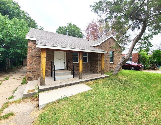 Building Photo - 311 E Douglas Dr