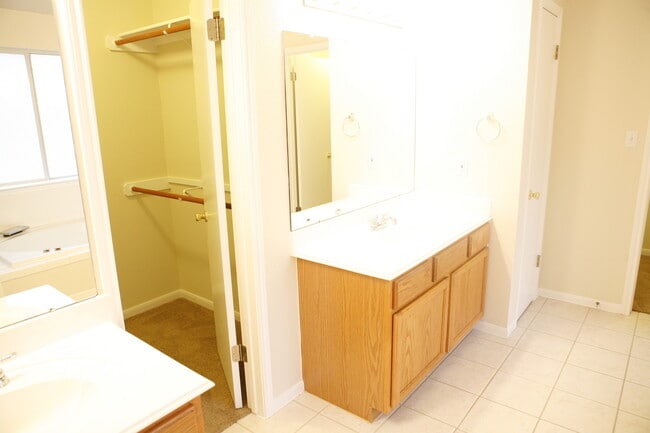 Building Photo - Fabulous 3/2.5   Home in Circle C - Great Views, Yard, Beautiful Home!