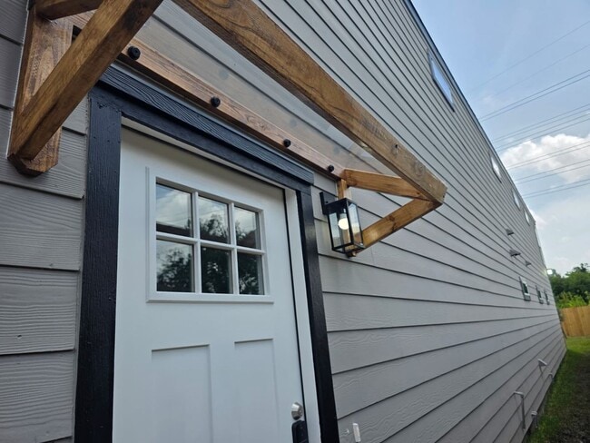 Building Photo - ? Stunning Duplex with Garage & Modern Fin...