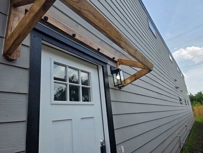 Building Photo - ? Stunning Duplex with Garage & Modern Finishes ?