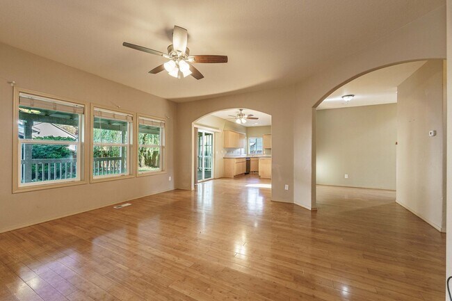 Building Photo - $500 Move In Special  4 Bedroom 2.5 Bath N...