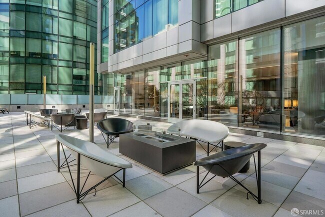 Building Photo - 333 Main St