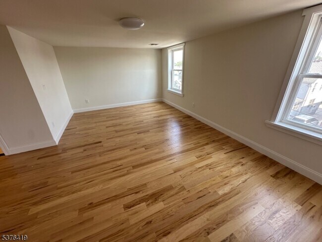 Building Photo - 922 Kenneth Ave