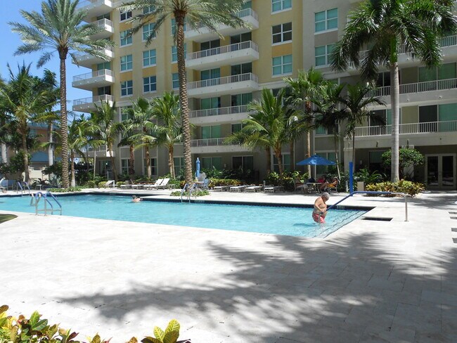 Building Photo - 700 E Boynton Beach Blvd