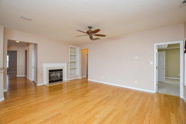 Building Photo - Inviting rancher ready now!
