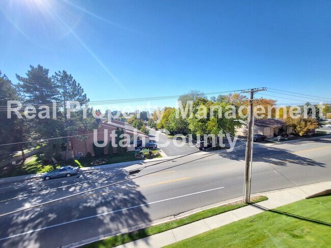 Building Photo - 2244 N Canyon Rd
