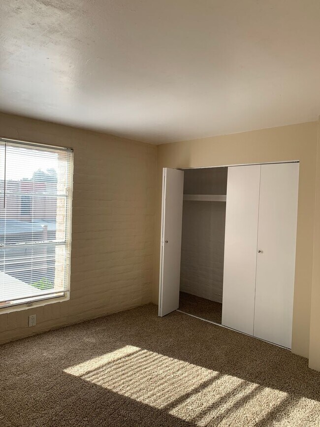 Building Photo - Tucson2875