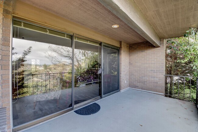 Building Photo - 3 Bedroom 2.5 bathroom spacious home with views of marina and downtown Oak Harbor