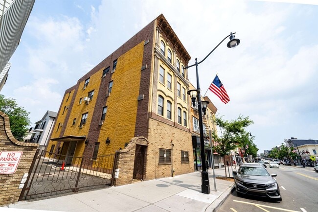 Building Photo - 415 Central Ave