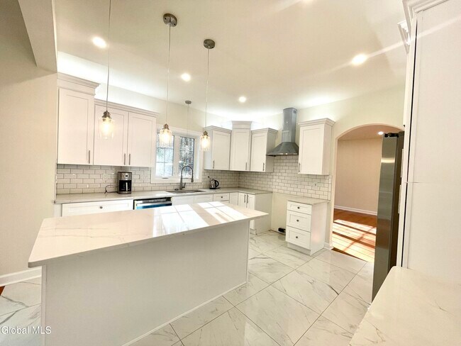 Building Photo - 11 Poplar Dr