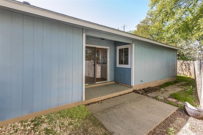 Building Photo - 6916 Scenic Brook Dr