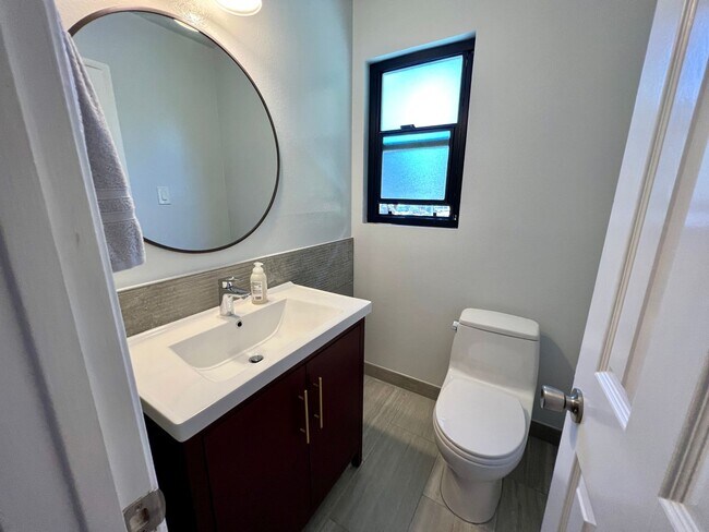 Building Photo - Great Natural light, Treetop Views with 2 Primary Suites plus OFFICE and a 2 car garage, It is li...