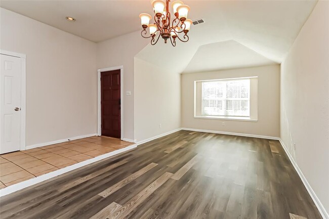 Building Photo - 8610 Greenleaf Lake Dr