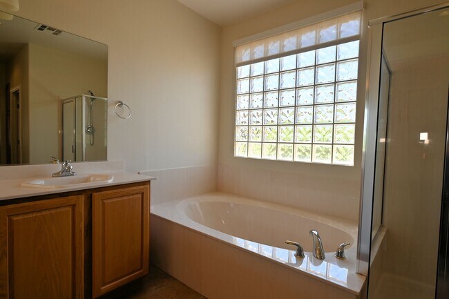 Building Photo - Siena Golf Course Home for Rent! Amazing 55+ Community!