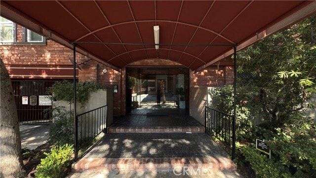 Building Photo - 532 N Rossmore Ave