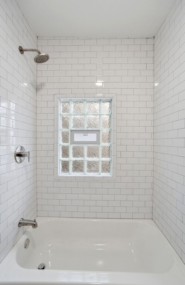 Building Photo - 44 5 Oaks Ave