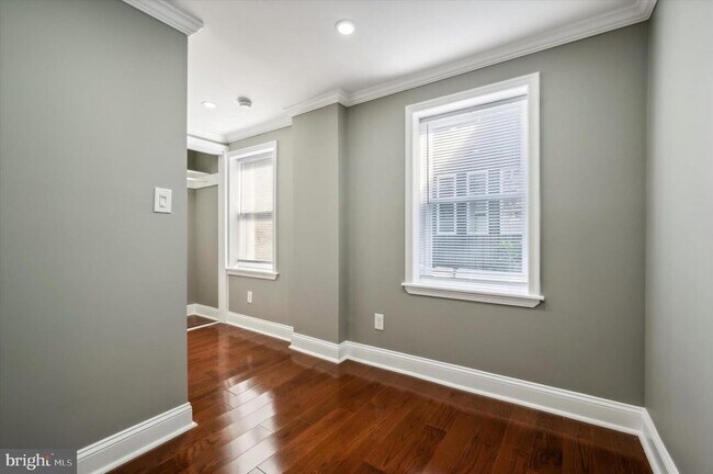 Building Photo - 2033 N Mascher St