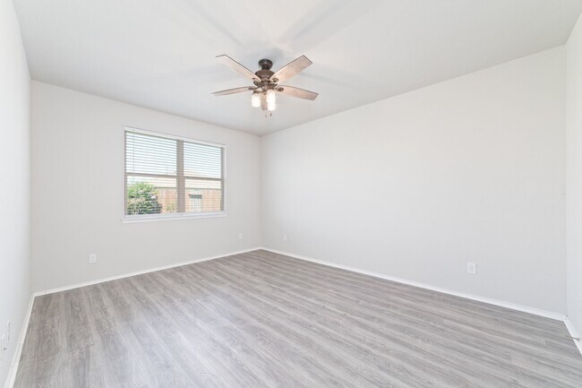 Building Photo - 6123 Yesenia St