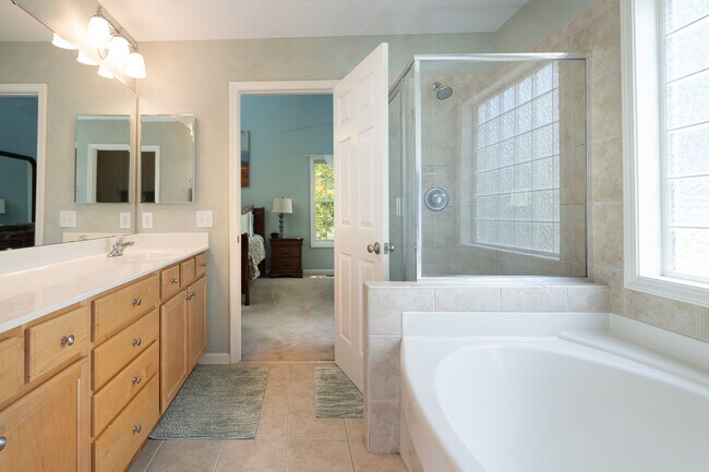 Building Photo - Spacious 4 bedroom home close to Southpoint! Available October 1st