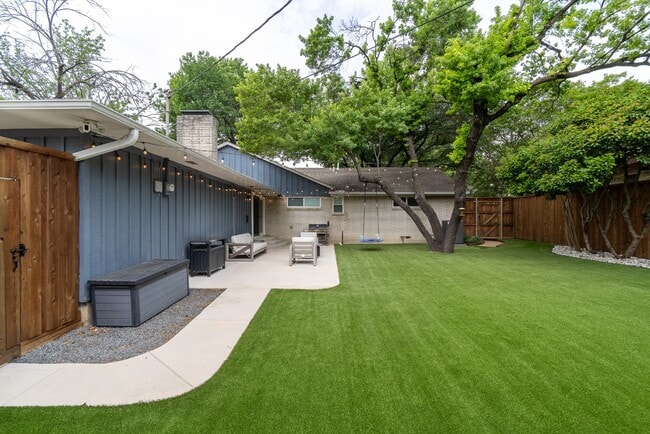 Building Photo - Great home in a desirable location with mature trees!