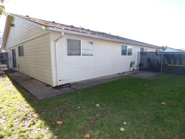 Building Photo - 4811-4813 Cougar Ct SE Salem, OR 97317