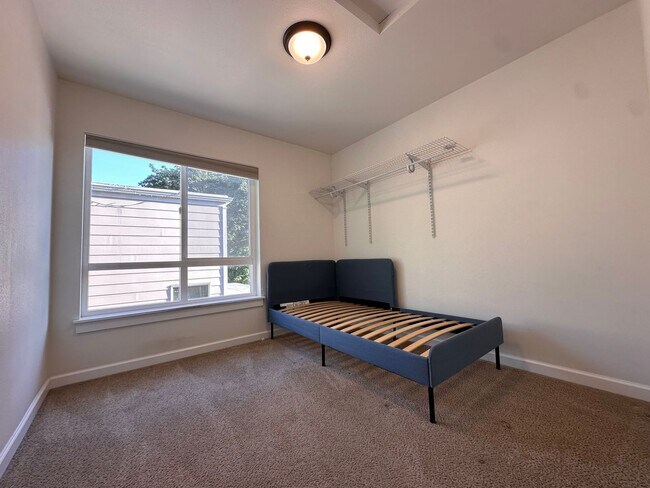 Building Photo - Large UW Townhome available 9/1 for 2025-2...