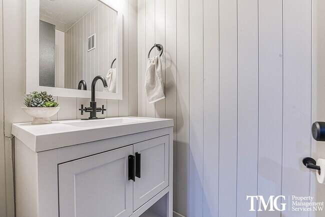 Building Photo - Classic Ranch Style home with 2 Bed 1.5 Bath and Large Backyard!