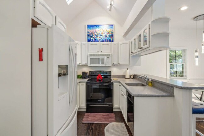 Building Photo - 817 Terry Ln