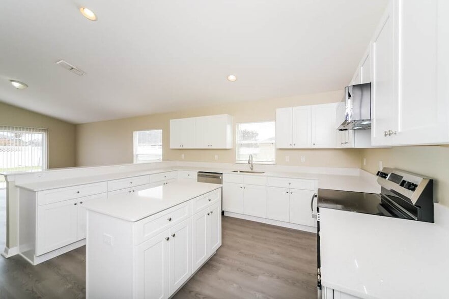 Building Photo - 4610 Sandhurst St