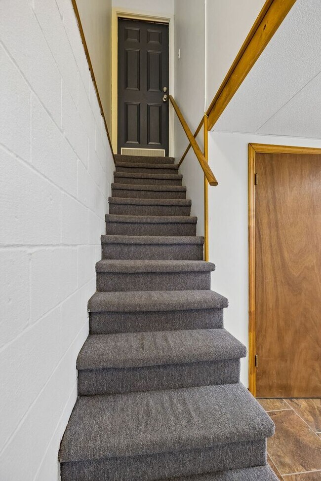 Building Photo - Pet Friendly Four Bedroom with Basement!