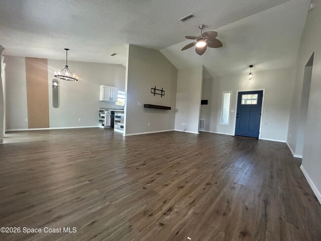 Building Photo - 615-617 7 Gables Cir SE
