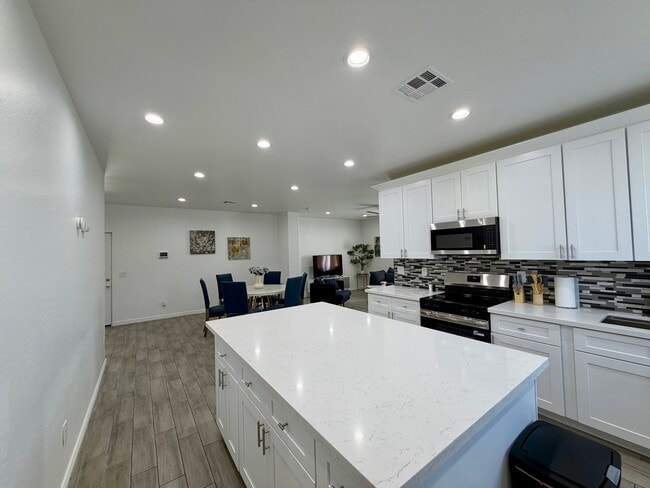 Building Photo - 6745 N 53rd Dr