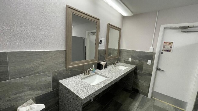 Building Photo - 1325 SE Rivergreen Cir